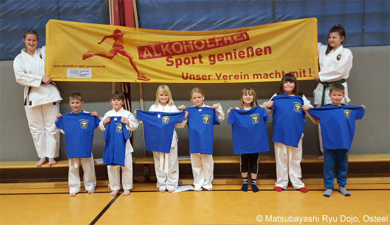 Anfänger erhalten ein Dojo T-Shirt